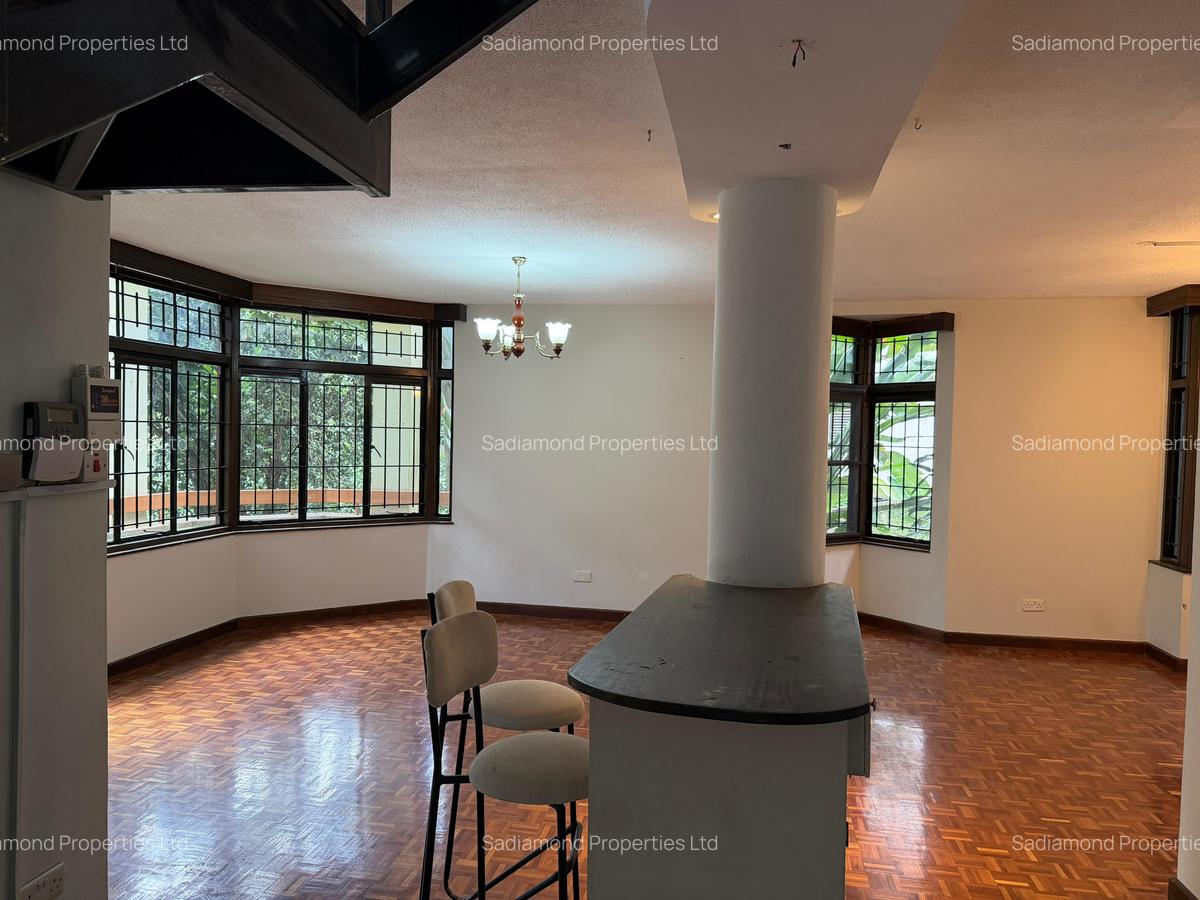 4 Bed House with En Suite in Riverside - 1