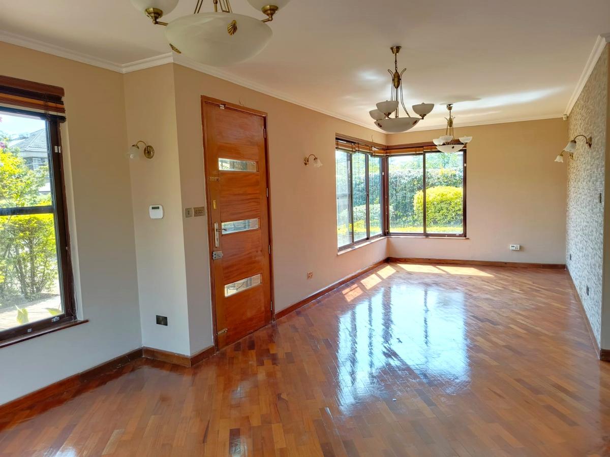 4 Bed House with En Suite in Ridgeways - 3