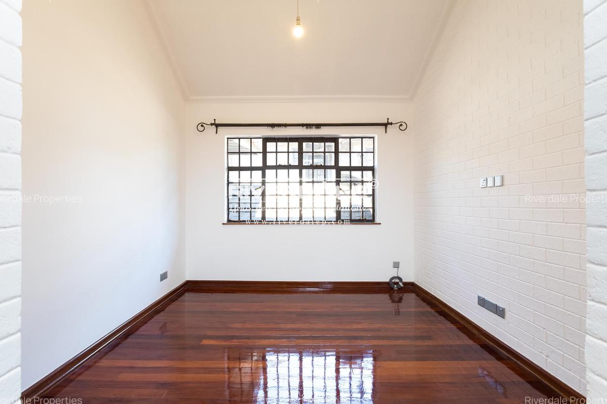 4 Bed Villa with En Suite in Westlands Area - 10