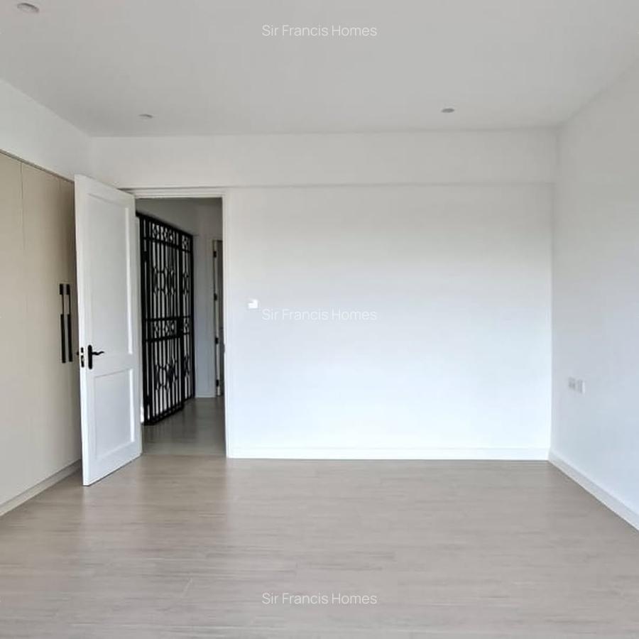 4 Bed House with En Suite in Westlands Area - 9