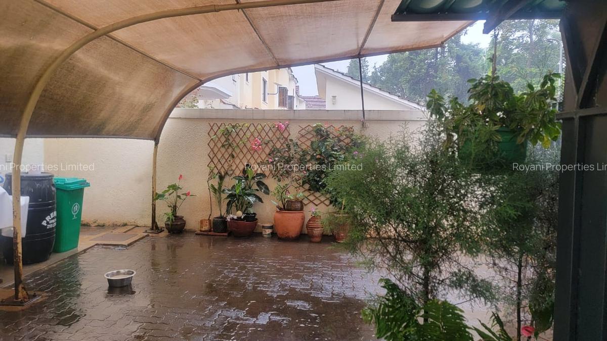 5 Bed House with En Suite in Lavington - 17