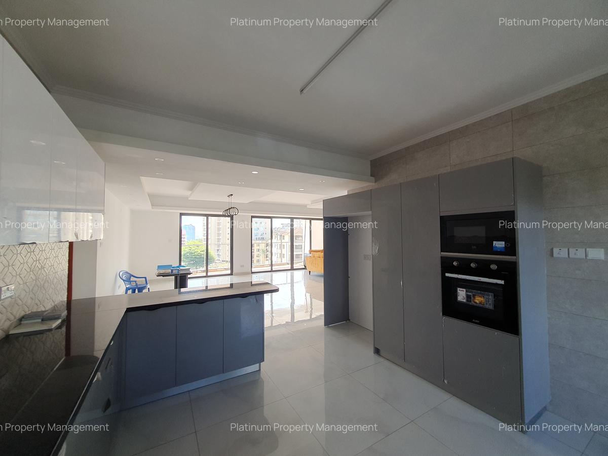 4 Bed Apartment with En Suite in Parklands - 6