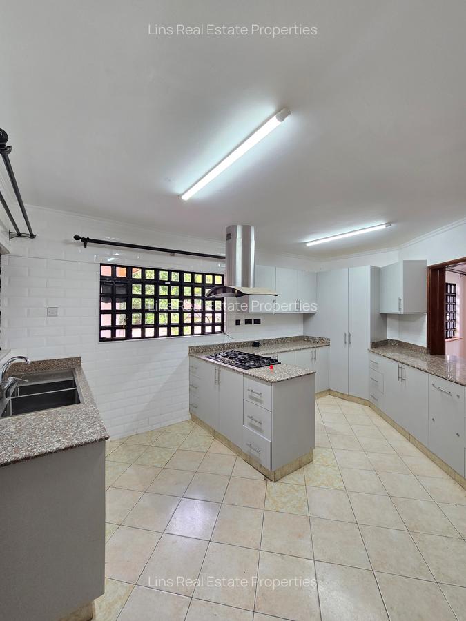 4 Bed House with En Suite in Lavington - 7