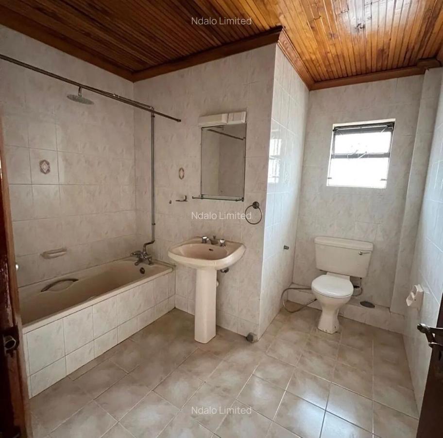 4 Bed Townhouse with En Suite at Lavington - 8