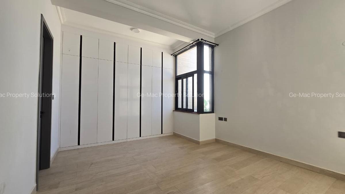 5 Bed House with En Suite in Lavington - 10