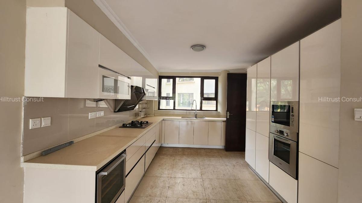 3 Bed Apartment with En Suite in Riverside - 16