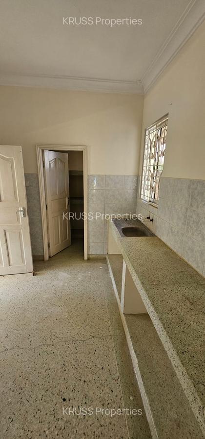 4 Bed House with En Suite at Hr93 - 7