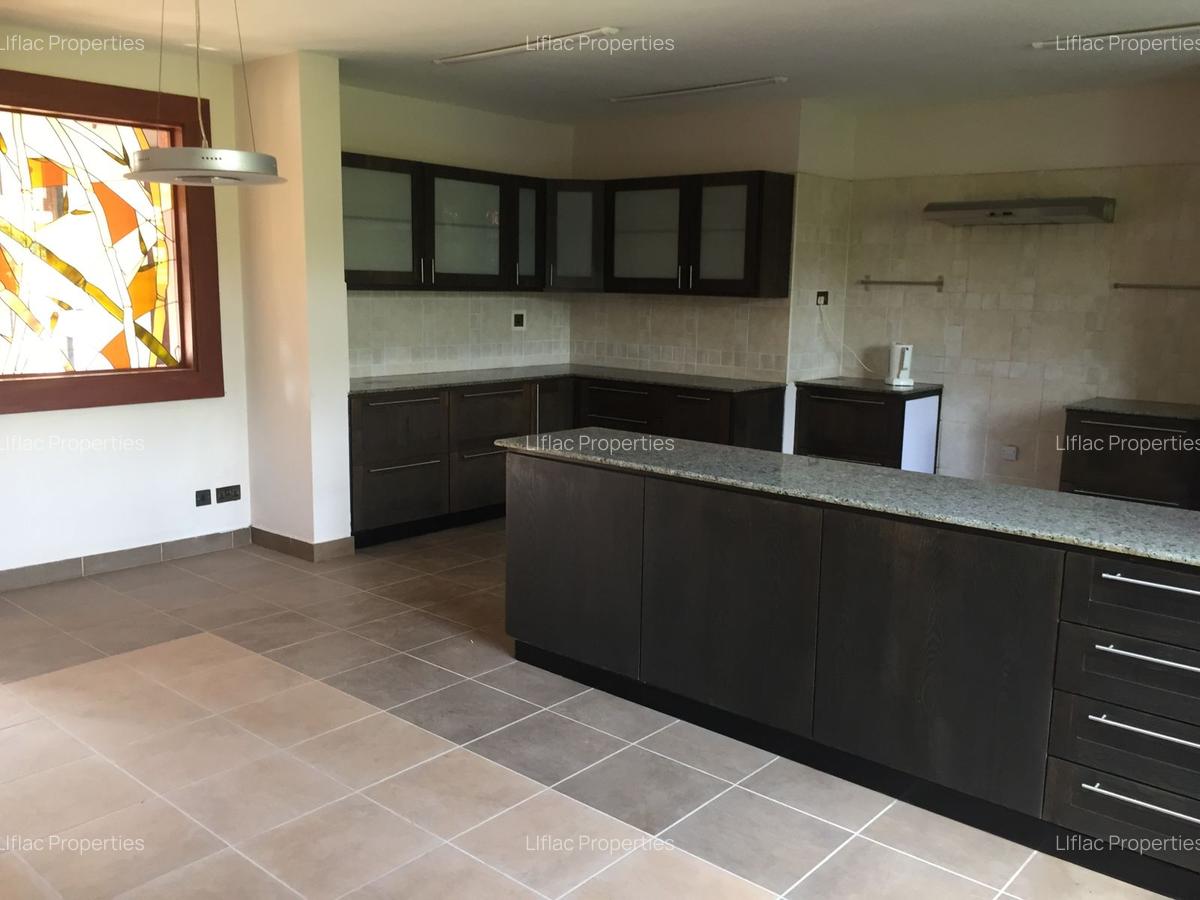 5 Bed House with En Suite in Runda - 10