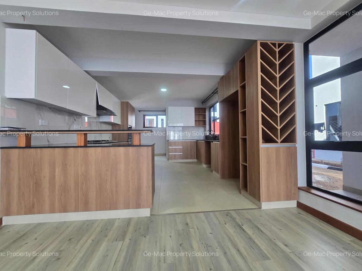 4 Bed House with En Suite in Membley - 4