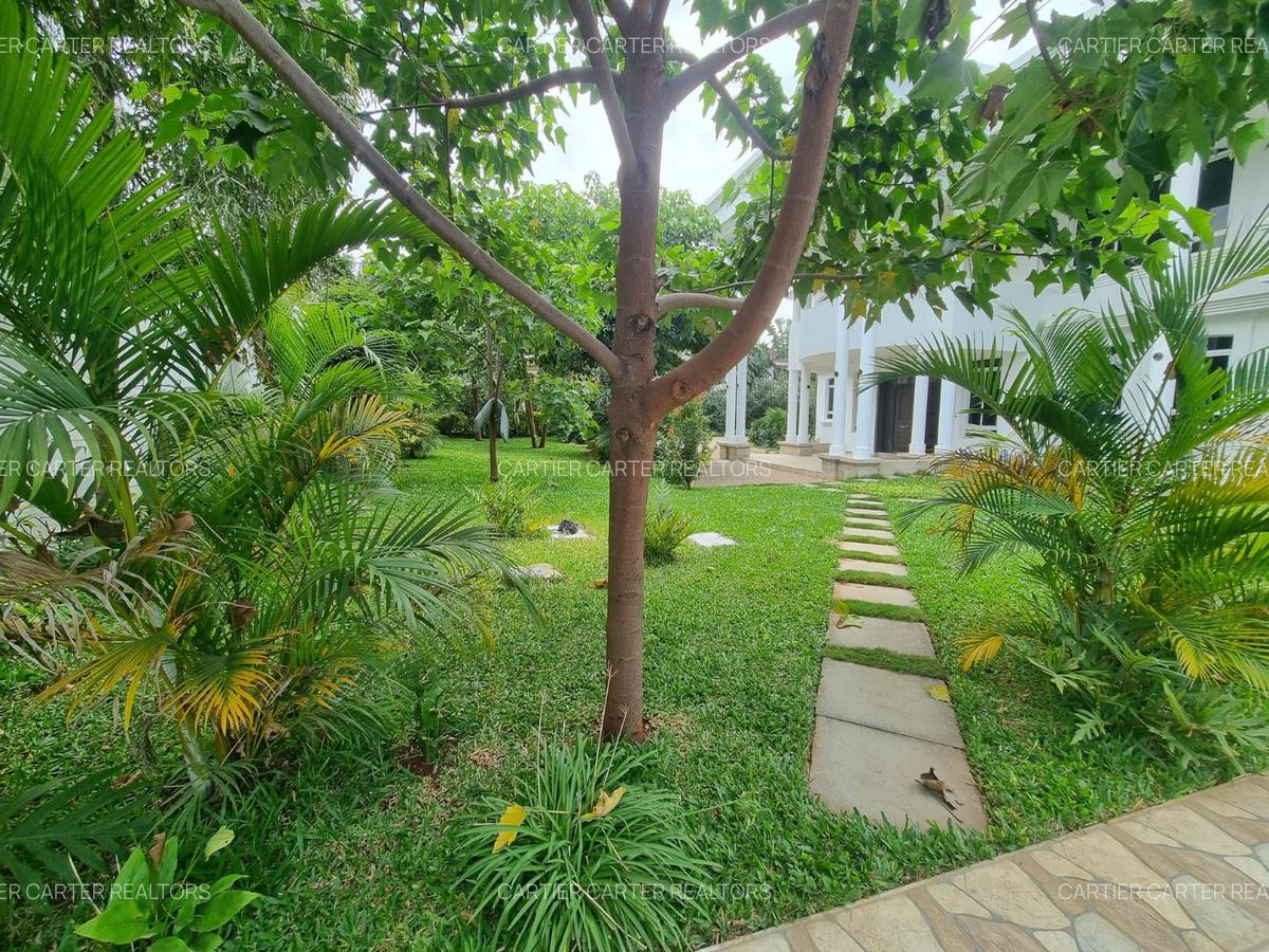 5 Bed House with En Suite in Runda - 4