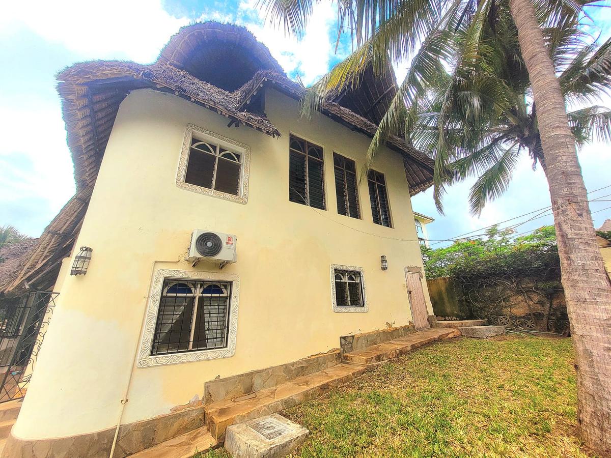 4 Bed Villa with En Suite in Diani - 2