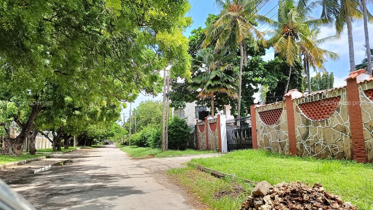 4 Bed Townhouse with En Suite at Greenwood Drive - 2