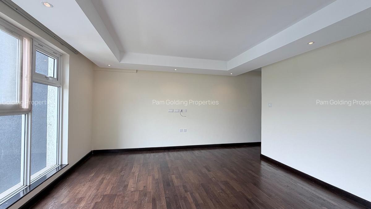 3 Bed Apartment with En Suite at Riverside Gardens - 9