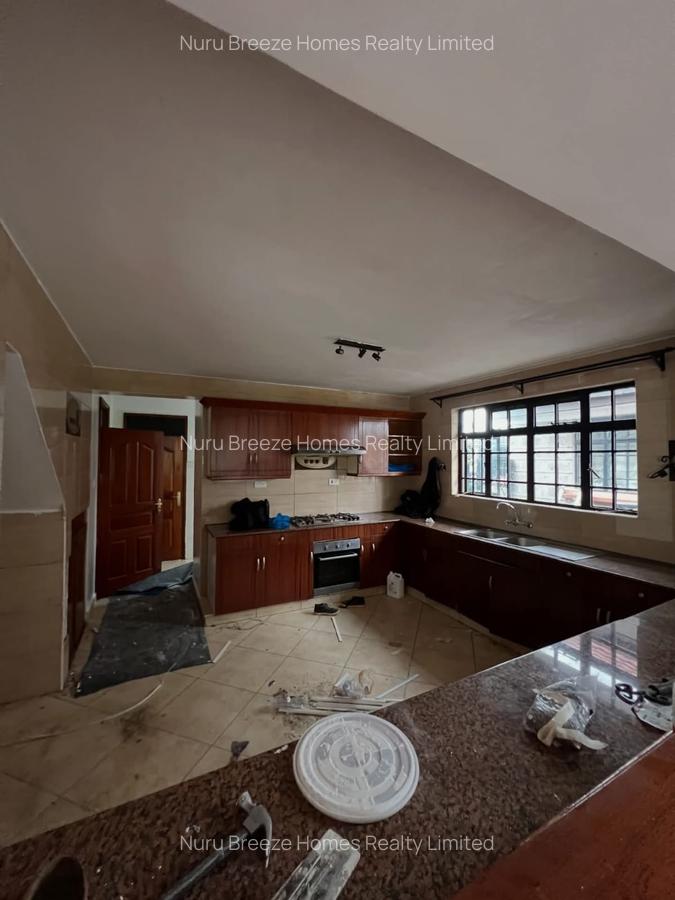 5 Bed Townhouse with En Suite in Lavington - 12