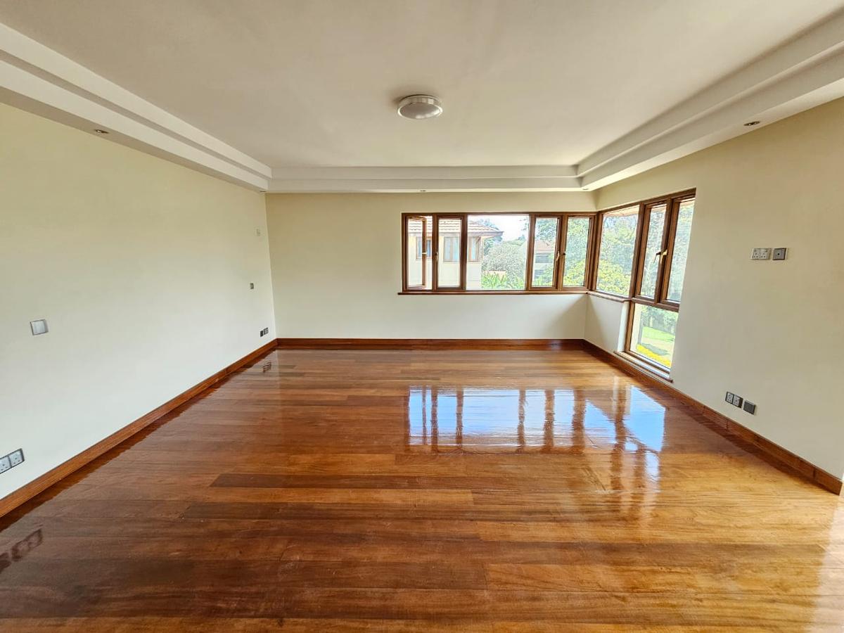 5 Bed House with En Suite in Lavington - 14