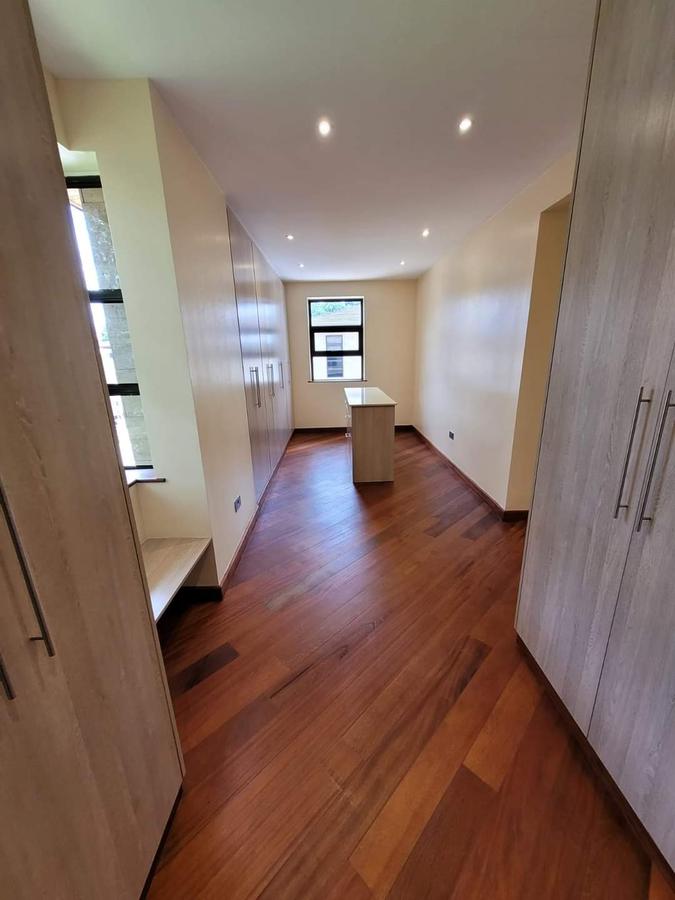 5 Bed Townhouse with En Suite at Lavington - 14