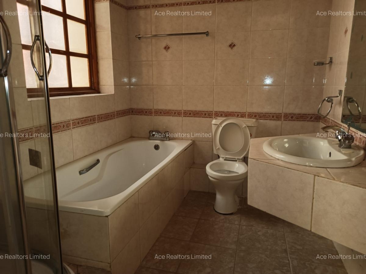 4 Bed Villa with En Suite at Dennis Pritt Road - 14