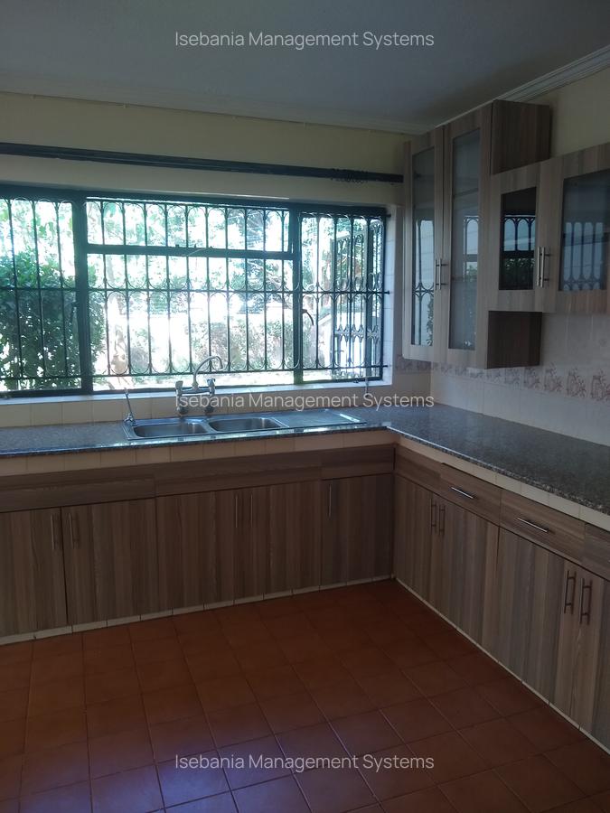 4 Bed House with En Suite at - 7