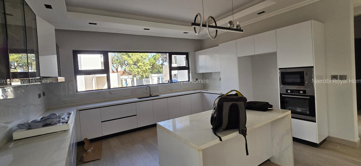 5 Bed Townhouse with En Suite at Lavington Green - 18