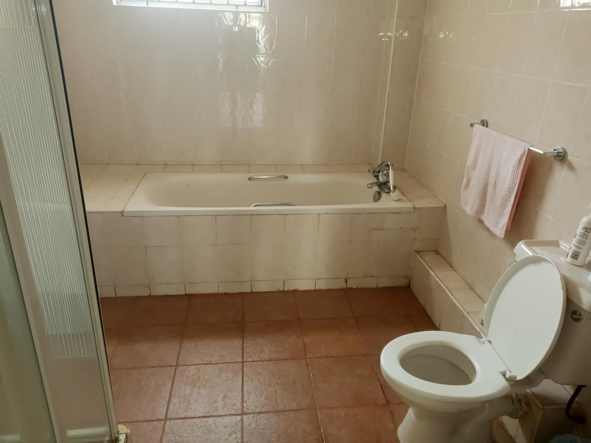 5 Bed House with En Suite at Lavington - 9
