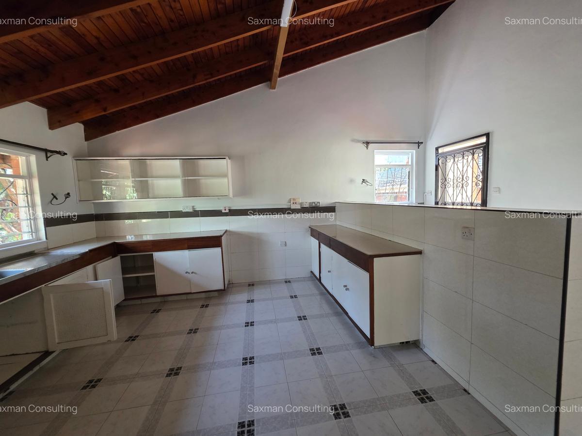 4 Bed House with En Suite in Runda - 11