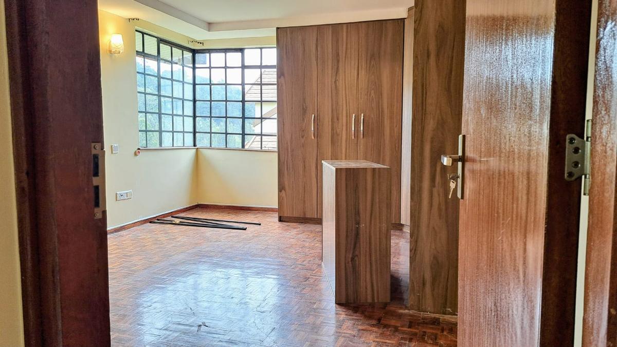 4 Bed Townhouse with En Suite in Kitisuru - 11