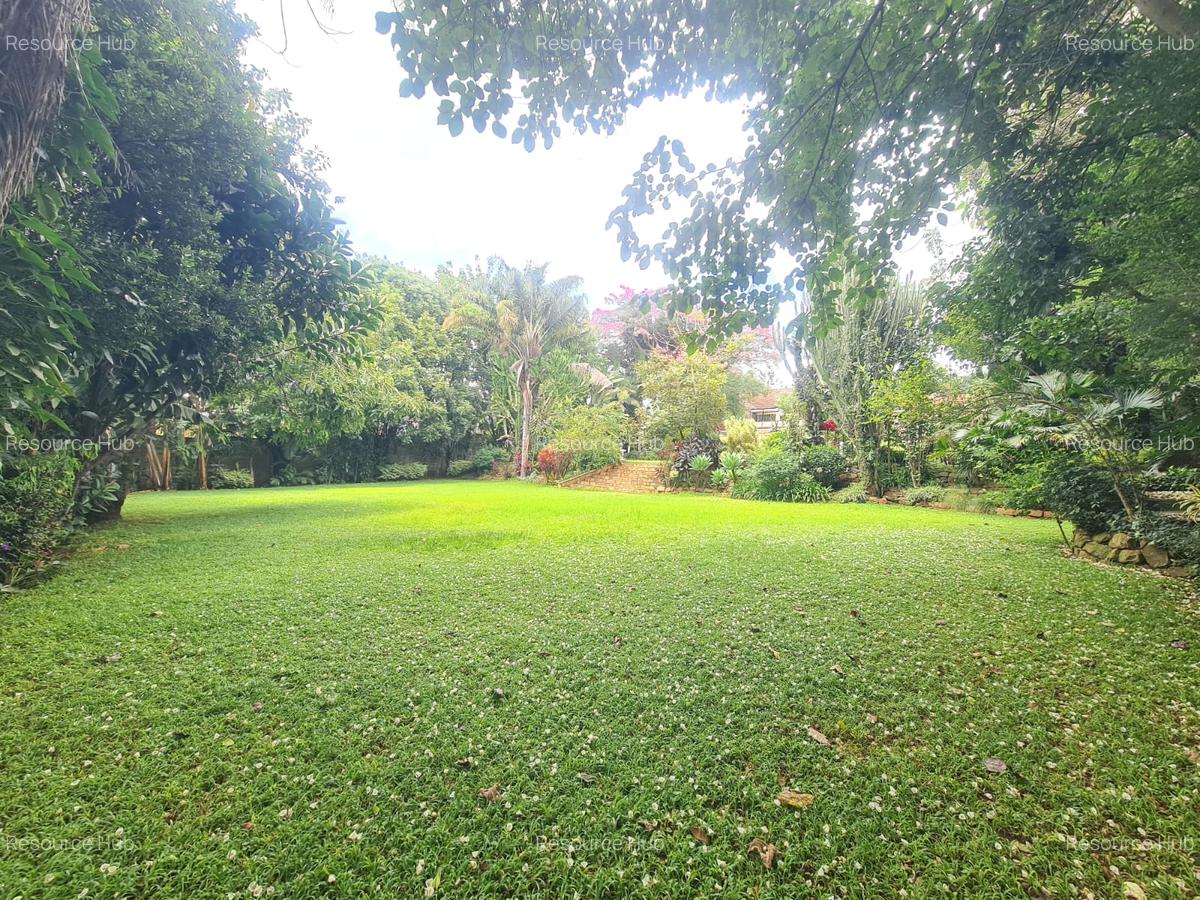 6 Bed House with En Suite at Lavington - 2