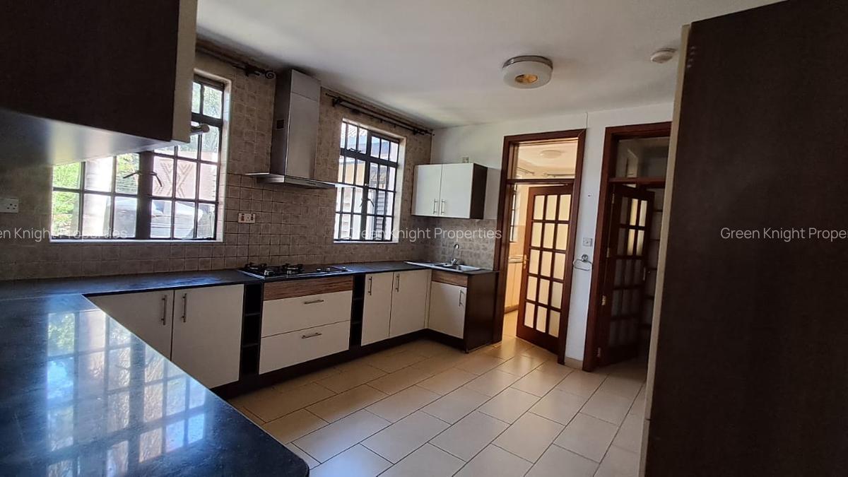 4 Bed House with En Suite in Lavington - 8