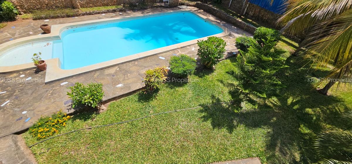4 Bed House with En Suite at Hr93 - 14