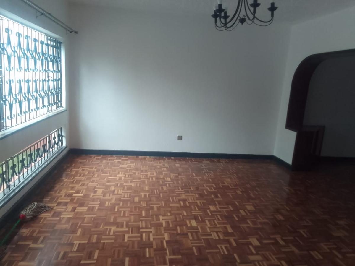 4 Bed Villa with En Suite in Brookside - 11