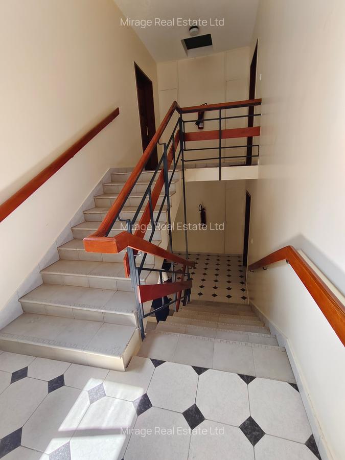 Serviced 3 Bed Apartment with Swimming Pool in Kilimani - 14
