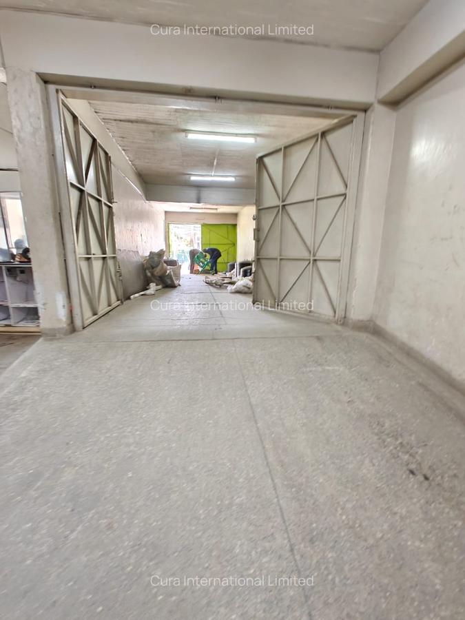 27,000 ft² Warehouse in Industrial Area - 2