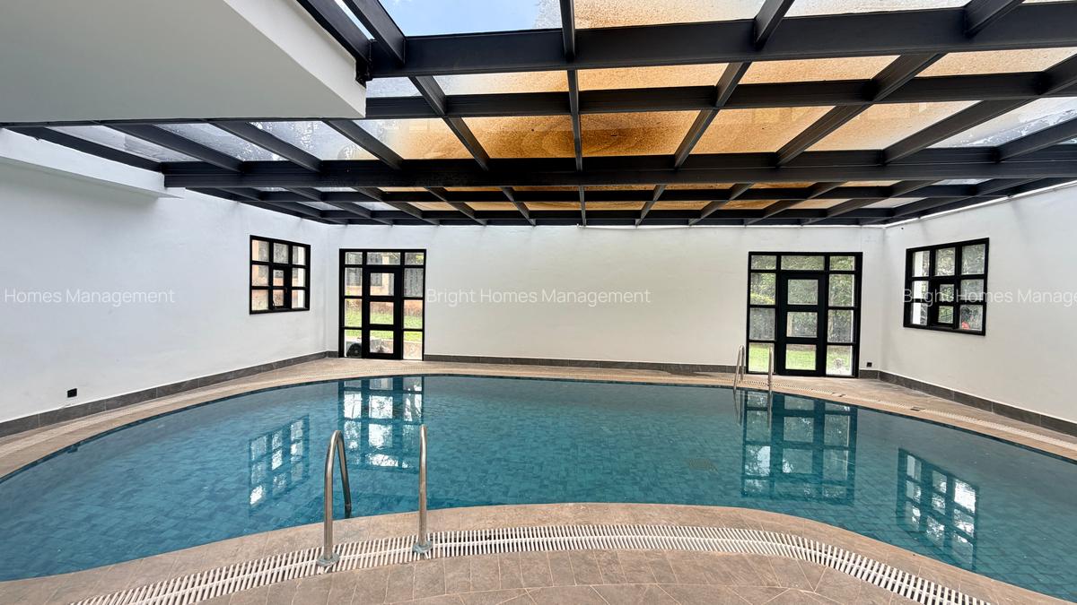 5 Bed Villa with En Suite in Windsor - 16