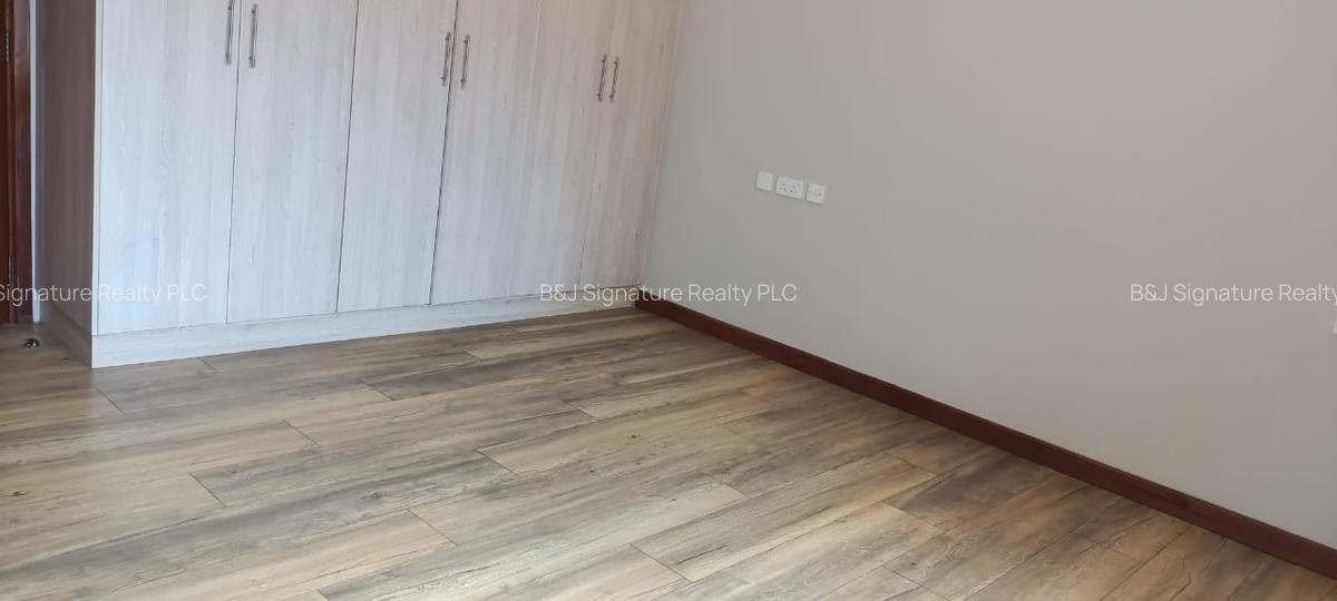 3 Bed Apartment with En Suite in Riverside - 4