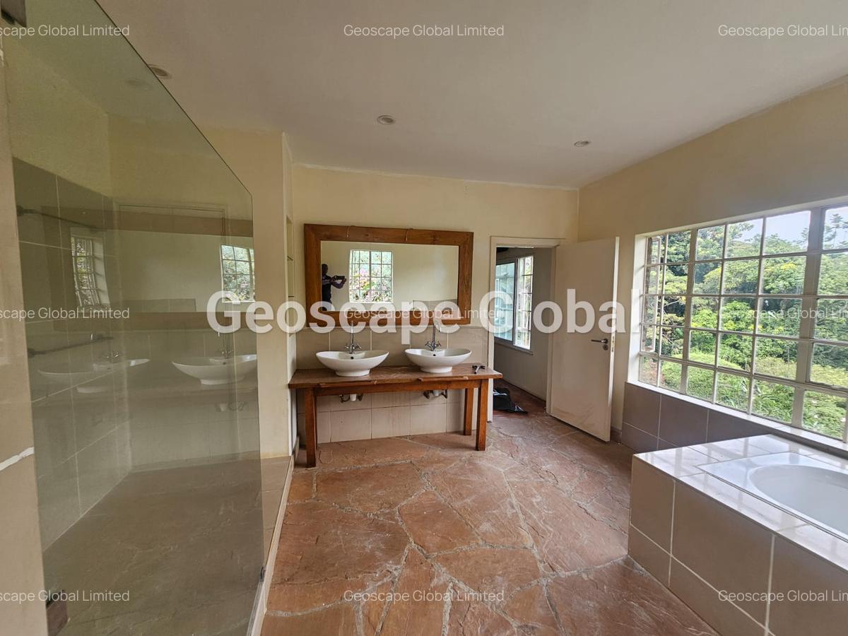 5 Bed House with En Suite in Ridgeways - 7