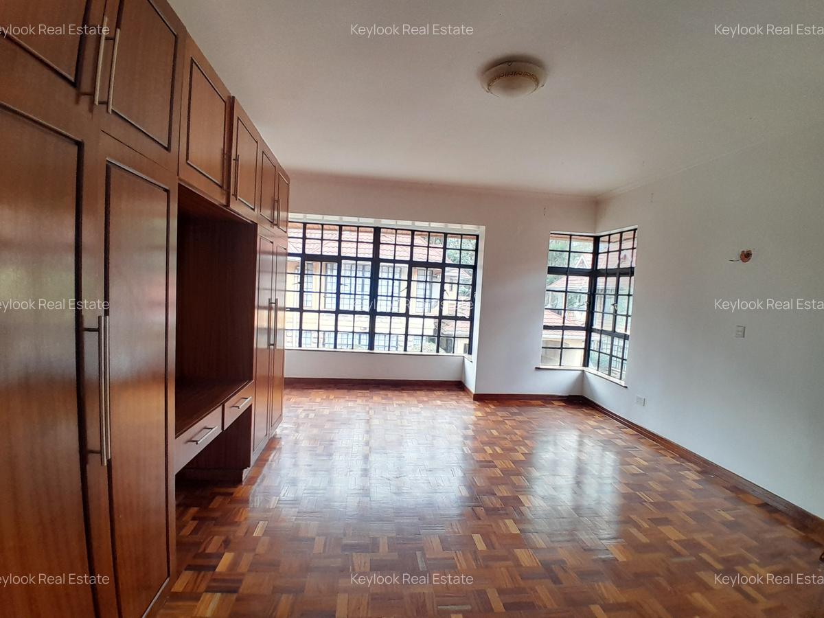 5 Bed Townhouse with En Suite at Lavington - 12