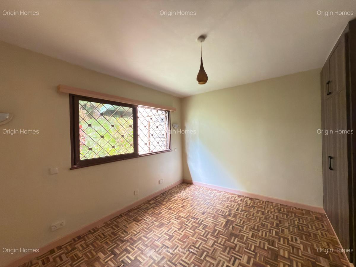 4 Bed House with En Suite in Lavington - 16