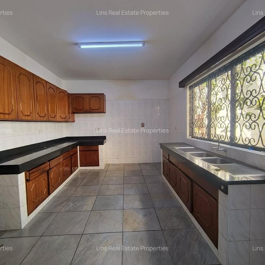 5 Bed Townhouse with En Suite in Kilimani - 5