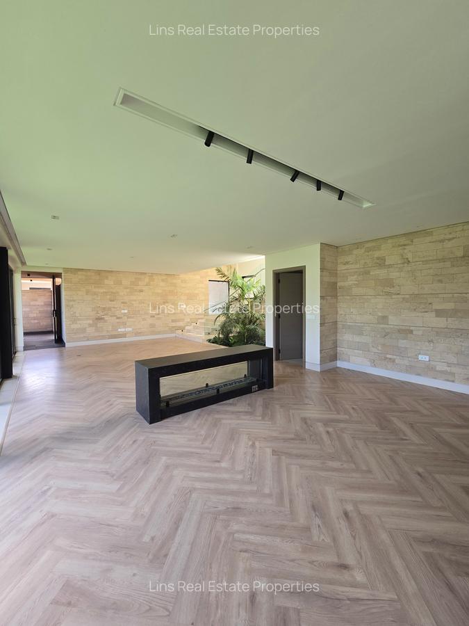 5 Bed Townhouse with En Suite in Brookside - 19