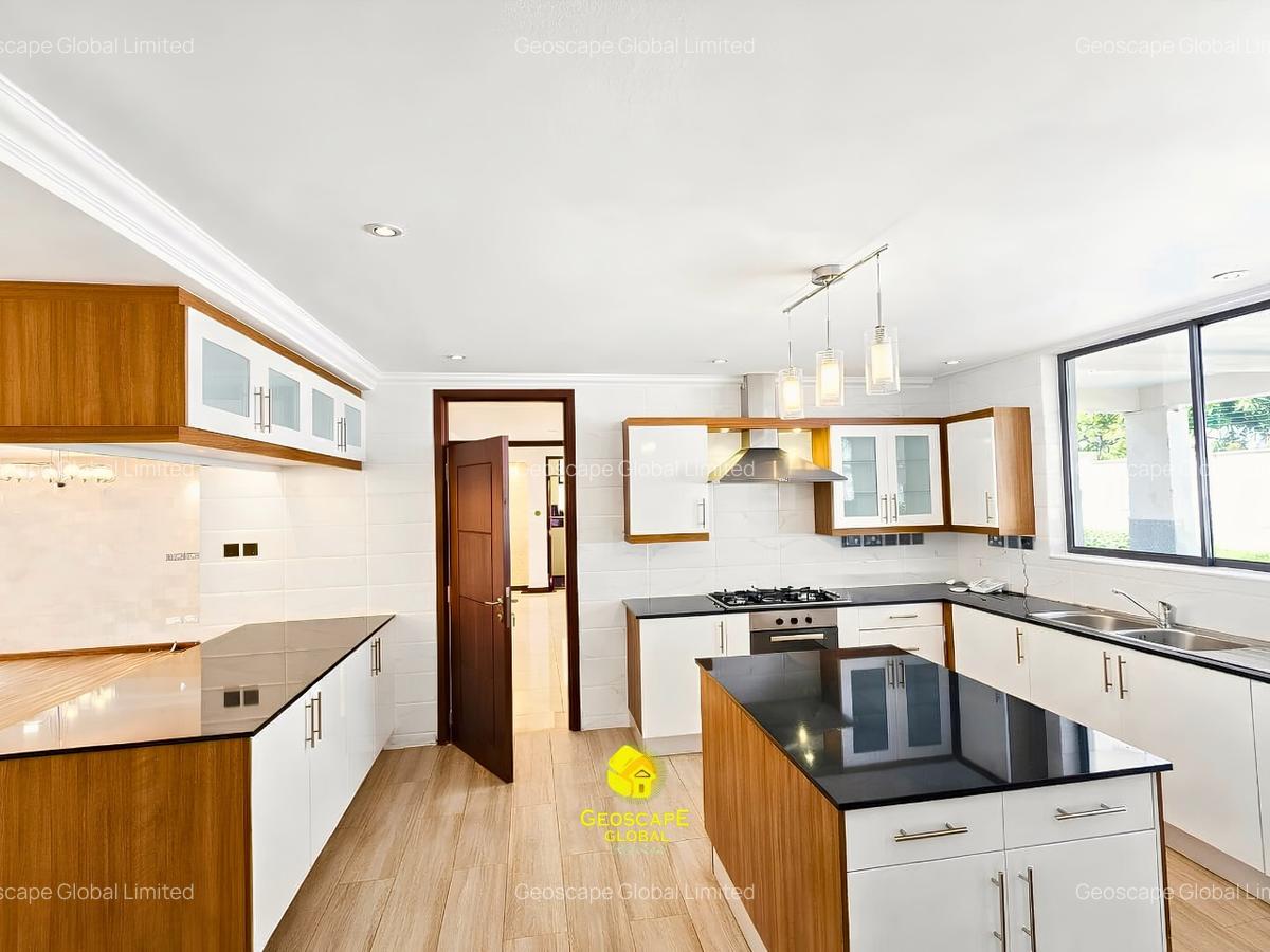 5 Bed House with En Suite in Lavington - 2