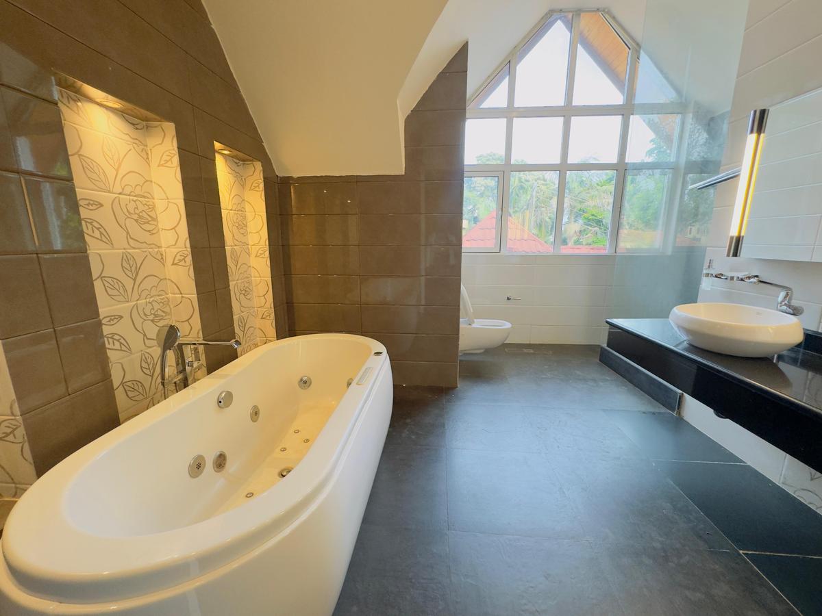 5 Bed House with En Suite at Mimosa Drive - 11