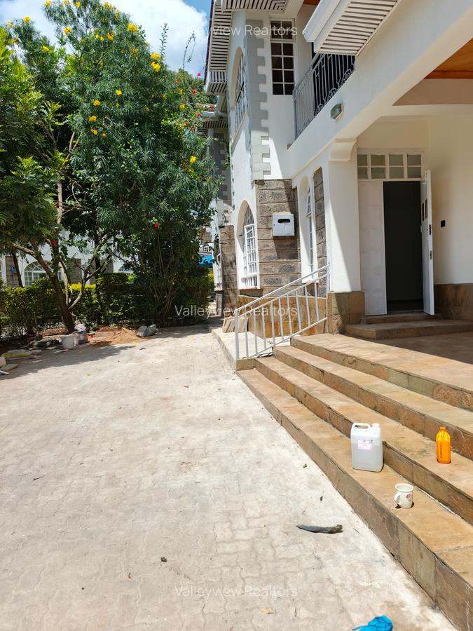 4 Bed Townhouse with En Suite at Lavington - 4