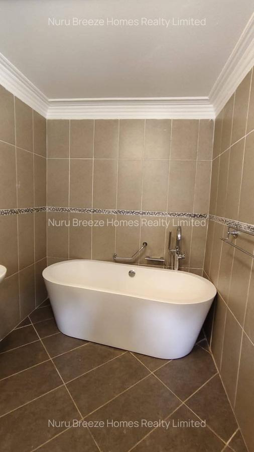 4 Bed House with En Suite in Runda - 12