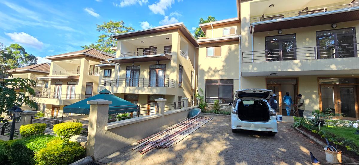 5 Bed Townhouse with En Suite at Lavington - 2