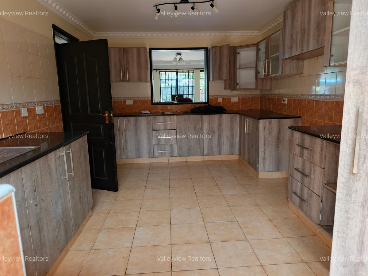 5 Bed Townhouse with En Suite at Lavington - 3