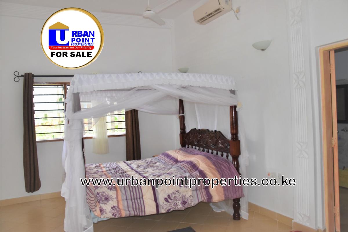 6 Bed House with En Suite in Watamu - 9