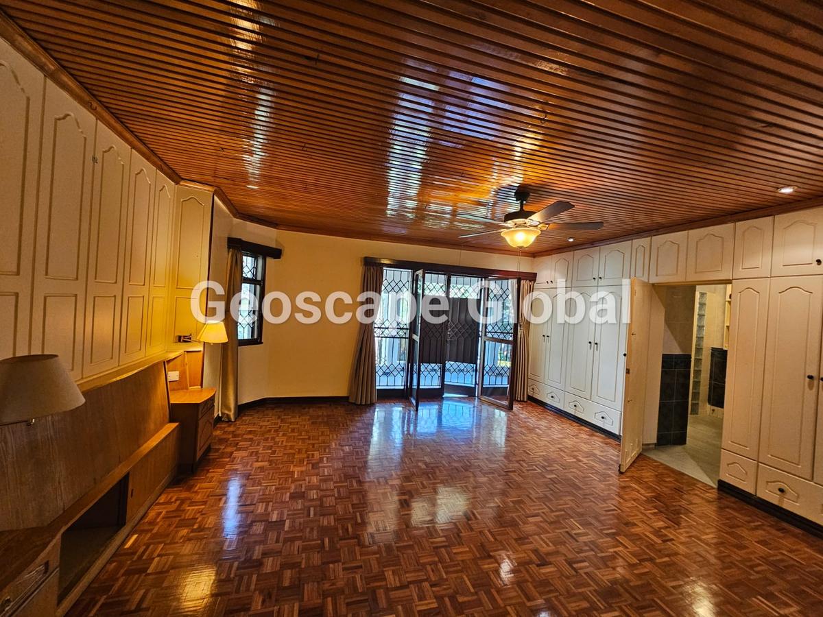 5 Bed House with En Suite in Runda - 11