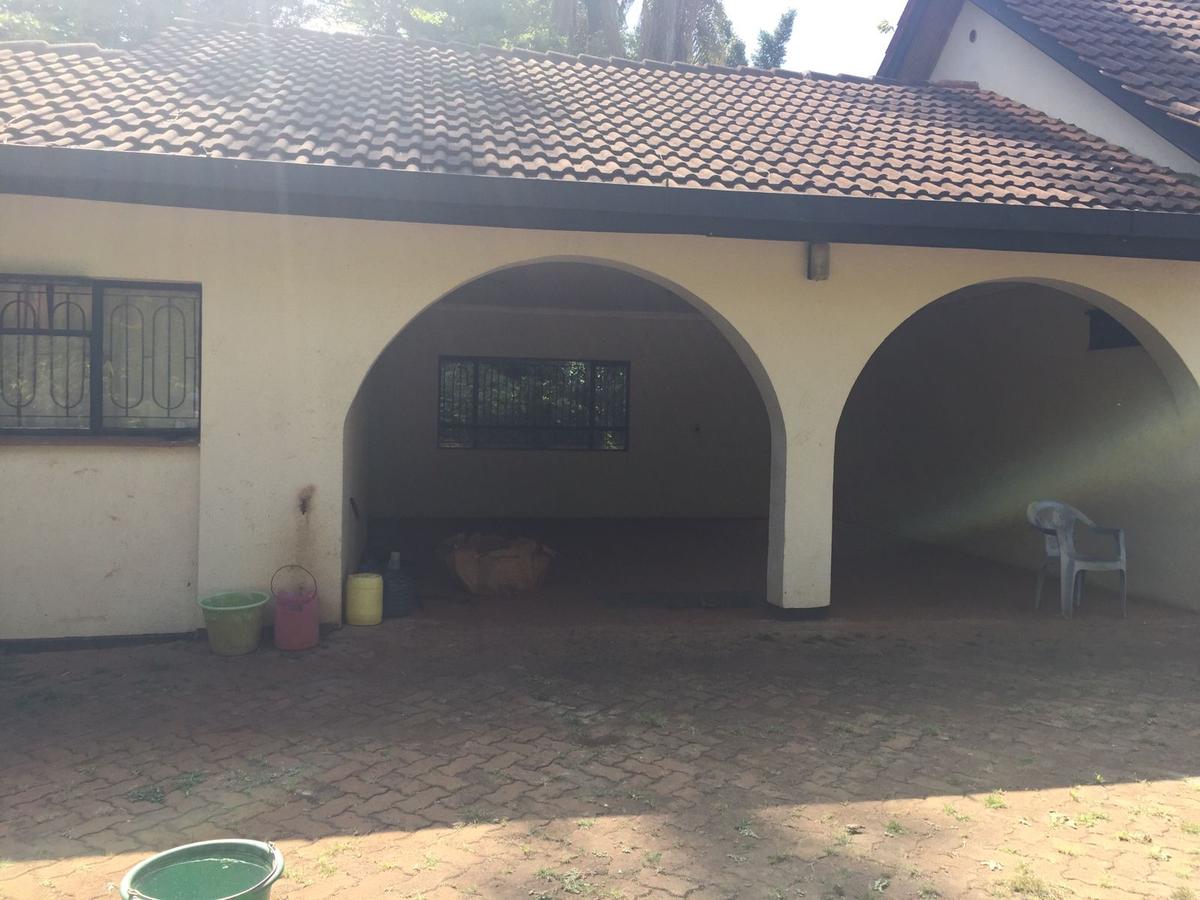 5 Bed House with En Suite in Runda - 1