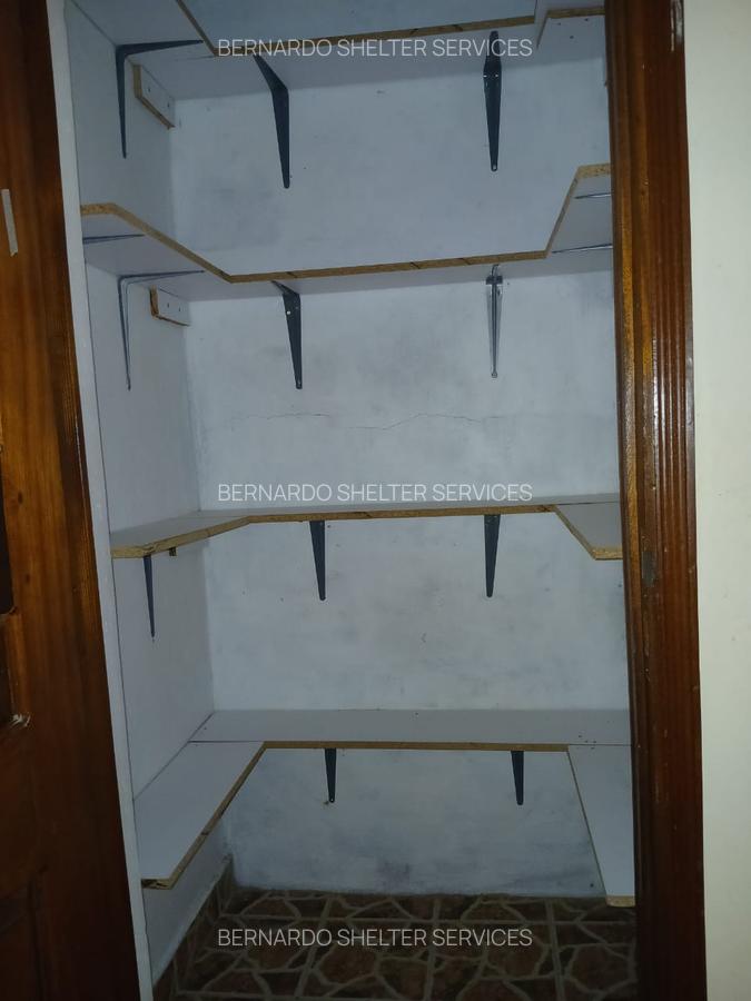 5 Bed House with En Suite at Red Cross - 5