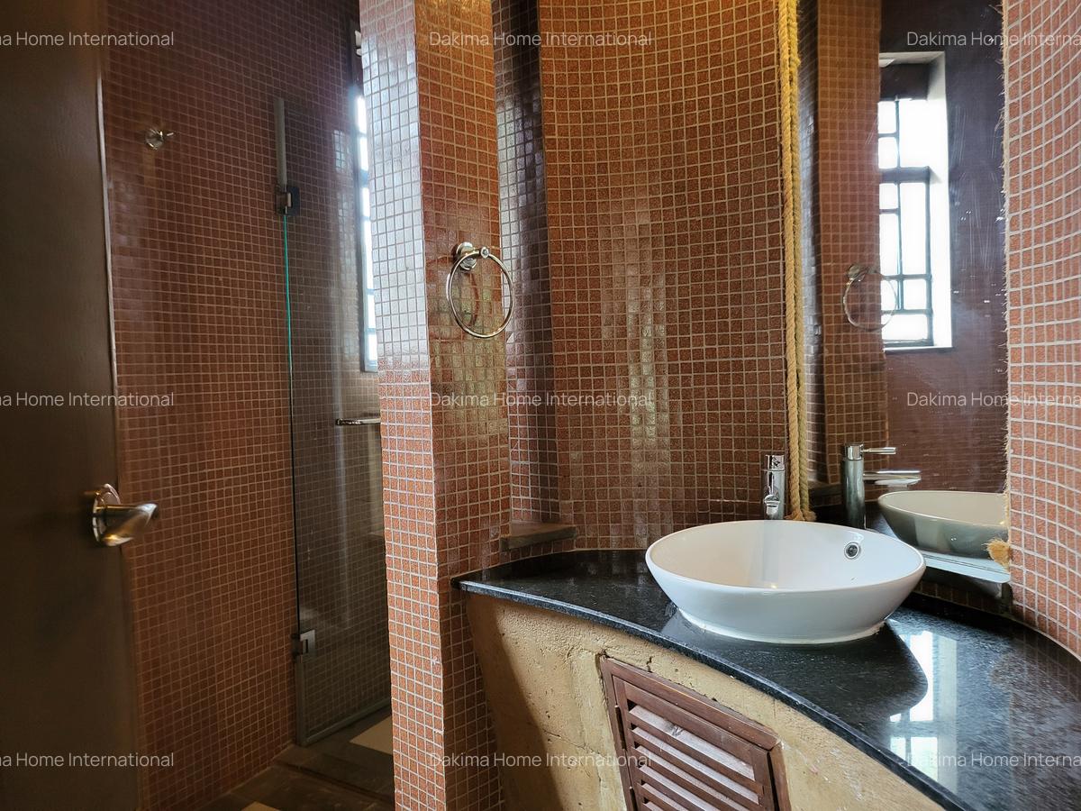 4 Bed Townhouse with En Suite in Lake View - 12